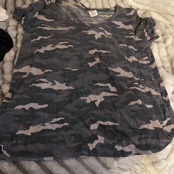 Tops - Vs pink
Vintage 
Xl grey camo camoflauge